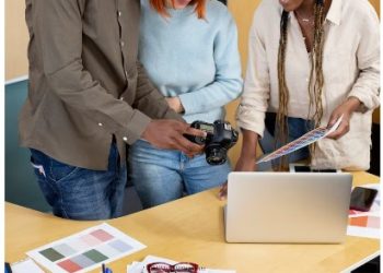 Are There Any Internships Or Mentoring Programs For Graphic Designers Studying?