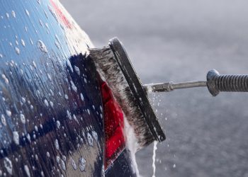 How Does a Big Truck Wash Prepare Vehicles for Long December Hauls?